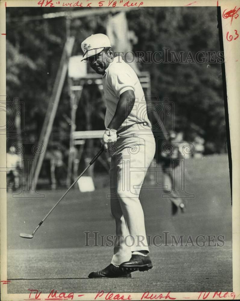 1968 Press Photo Lee Trevino urges on his putt at World Series of Golf.- Historic Images