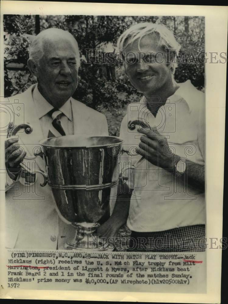 1972 Press Photo Jack Nicklaus gets U.S. Match Play trophy from Milt Harrington.- Historic Images