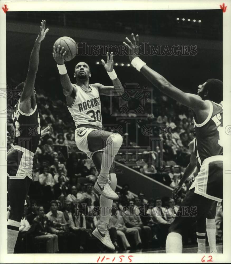 1982 Press Photo Rockets&#39; Allen Leavell goes between Lakers&#39; Johnson and McAdoo. - Historic Images