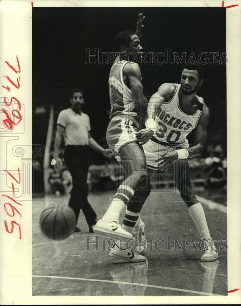 1981 Press Photo Rockets&#39; Allen Leavell passes ball around Hawks&#39; Wes Matthews.- Historic Images