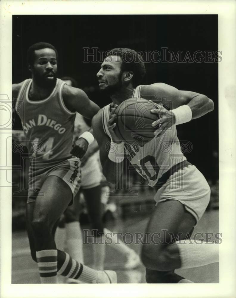 1982 Press Photo Rockets&#39; Allen Leavell drives past Clippers&#39; Brian Taylor. - Historic Images