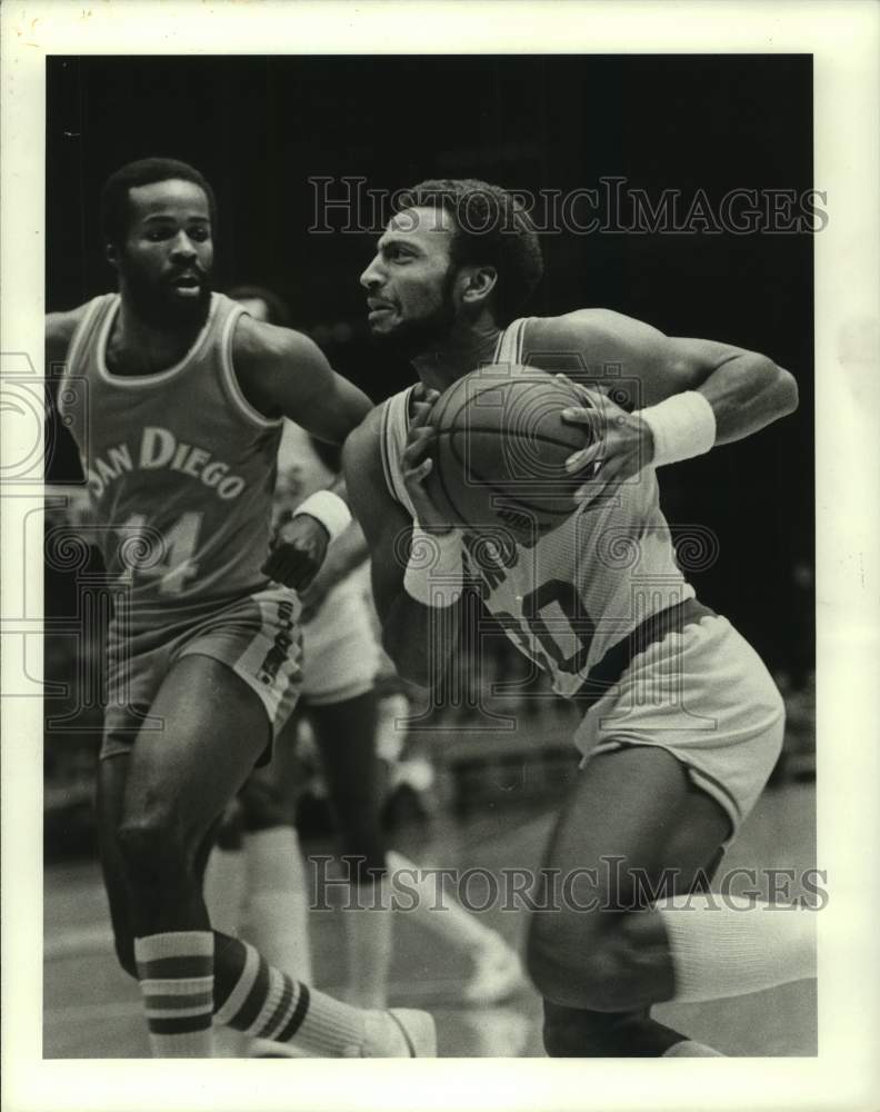 1982 Press Photo Rockets' Allen Leavell drives past Clippers' Brian Taylor. - Historic Images