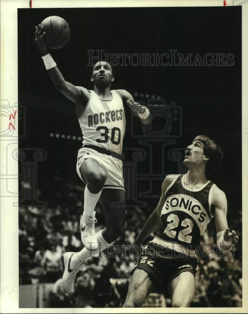 1982 Press Photo Rockets&#39; Allen Leavell sails past Supersonics&#39; Bill Hanzlik. - Historic Images