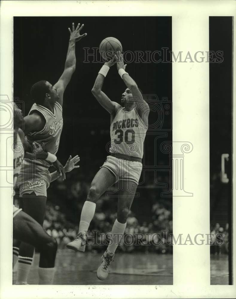 1986 Press Photo Rockets&#39; Allen Leavell shoots over Kings&#39; LaSalle Thompson.- Historic Images