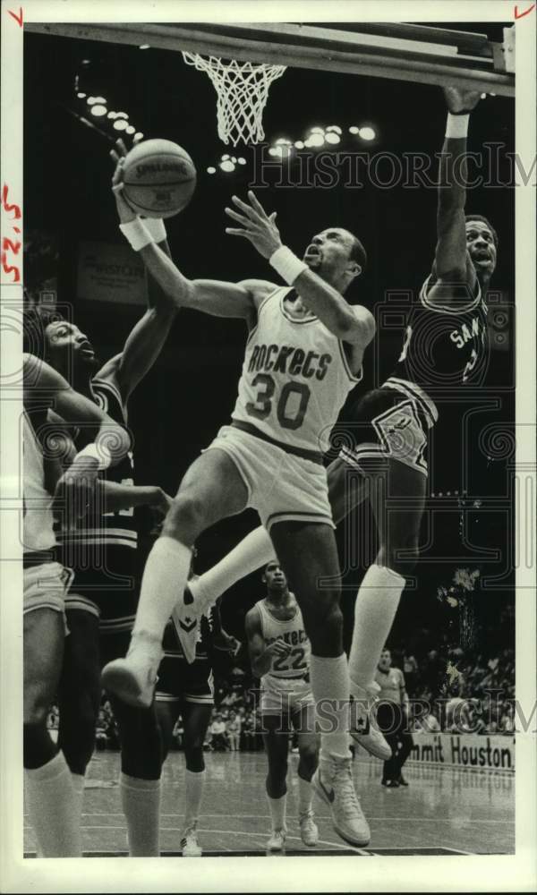 1984 Press Photo Rockets&#39; Allen Leavell scores between Spurs&#39; Jones and Banks.- Historic Images