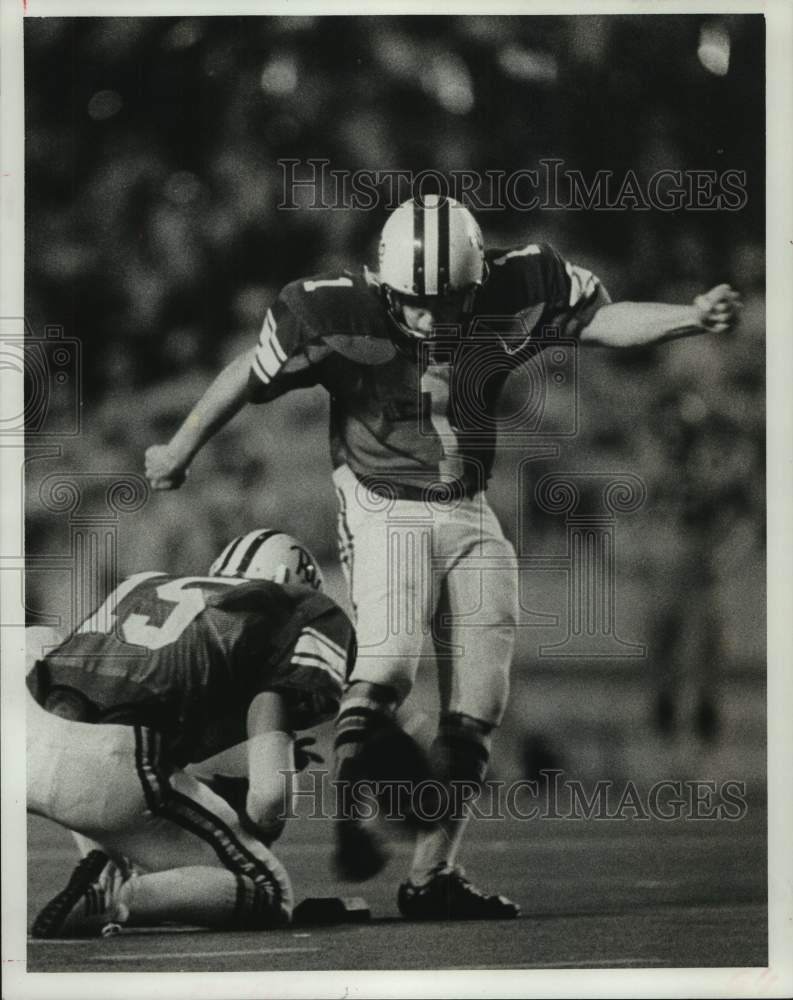 1977 Press Photo Rice University&#39;s Wes Hansen kicks a field goal. - hcs11933- Historic Images