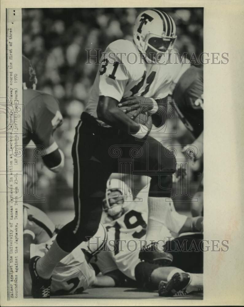 1970 Press Photo Texas Tech&#39;s Danny Hardaway runs through Kansas defensive line. - Historic Images