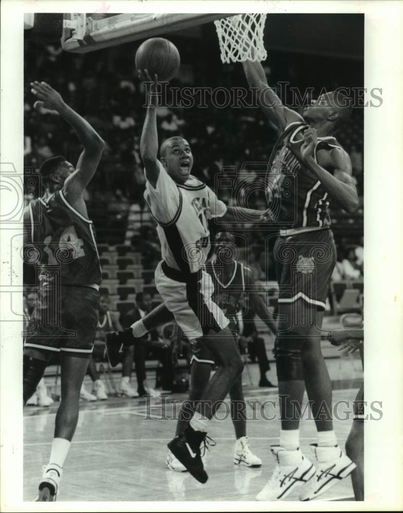 1993 Press Photo Texas Southern&#39;s Kevin Granger goes between Grambling defenders- Historic Images