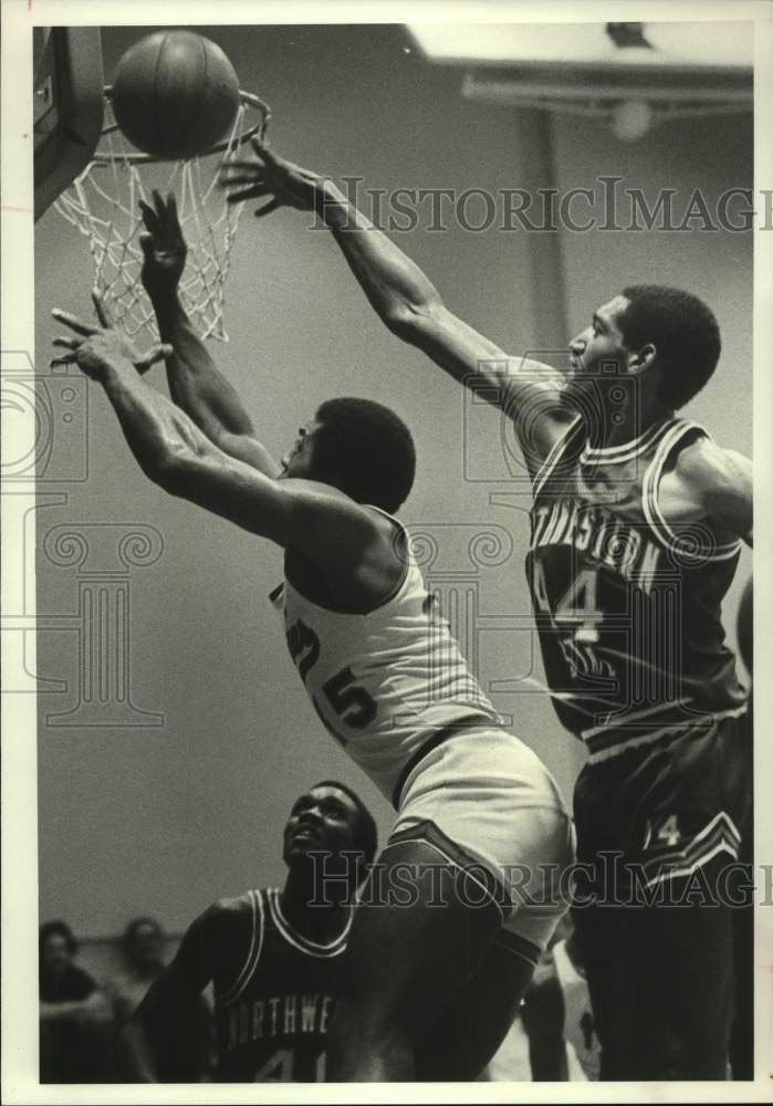 1983 Press Photo Johnny Martin tries to block Houston Baptist&#39;s Terry Hairston. - Historic Images