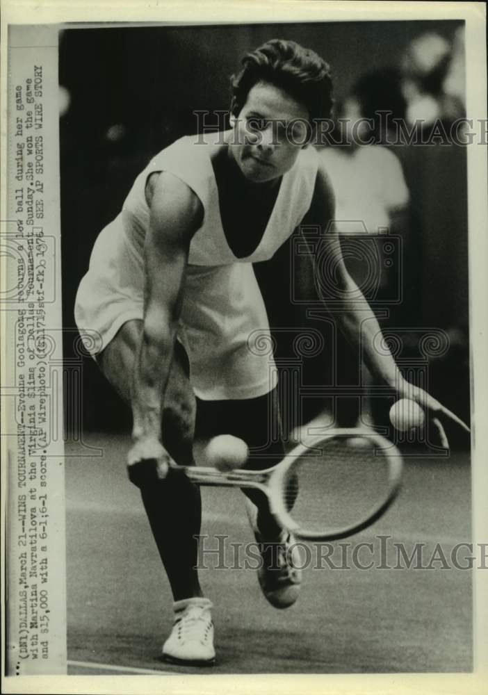 1976 Press Photo Pro tennis player Evonne Goolagong reaches for return in Dallas- Historic Images