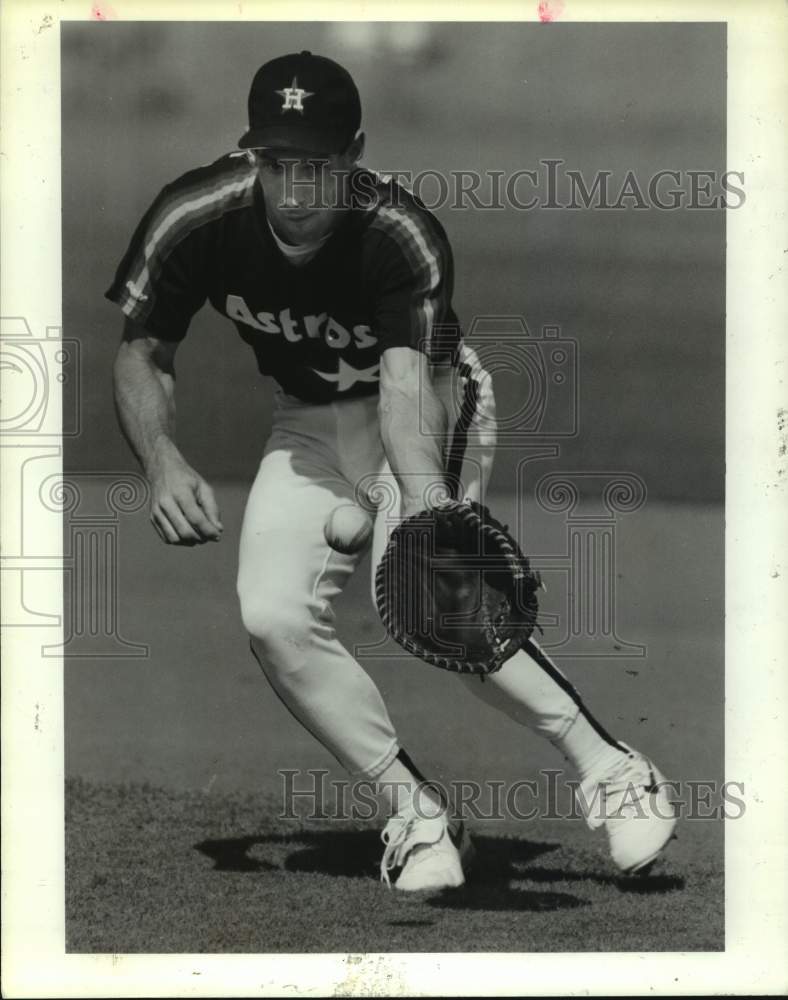 1991 Press Photo Houston Astros first baseman Luis Gonzalez fields the ball.- Historic Images