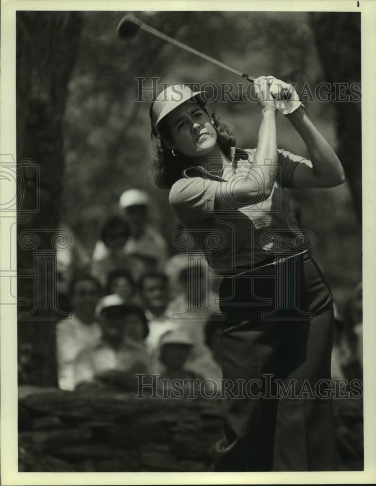 1979 Press Photo Professional golfer Nancy Lopez watches her chip shot. - Historic Images