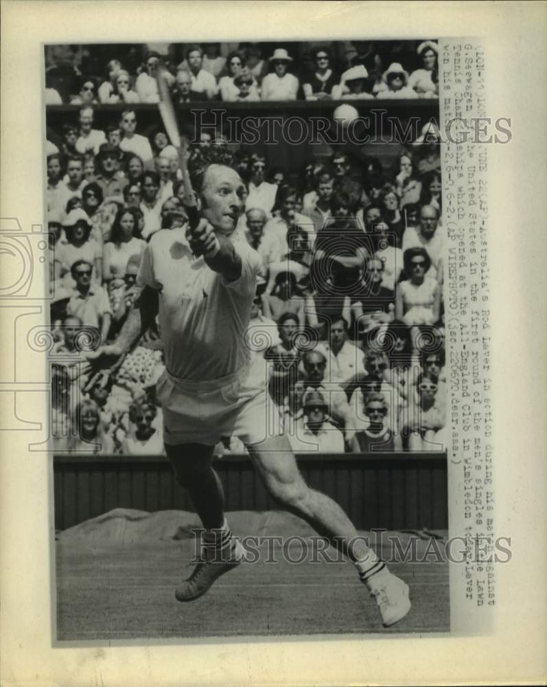 1970 Press Photo Pro tennis star Rod Laver reaches for backhand at Wimbledon, UK - Historic Images