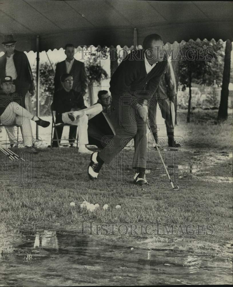 1966 Press Photo Professional golfer Tony Lema holds session during rain in TX. - Historic Images