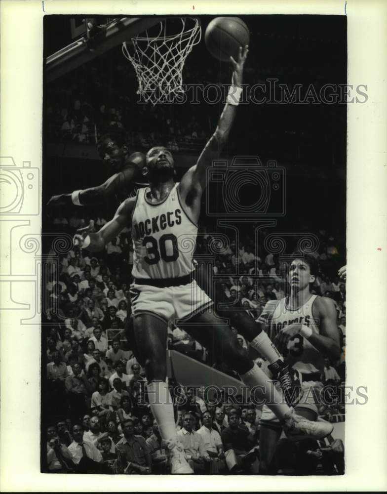 1987 Press Photo Rockets&#39; Leavell beats Trailblazers&#39; Drexler for a layup.- Historic Images