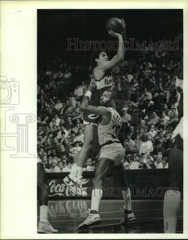 1987 Press Photo Hawks&#39; Randy Wittman shoots over Rockets Allen Leavell.- Historic Images