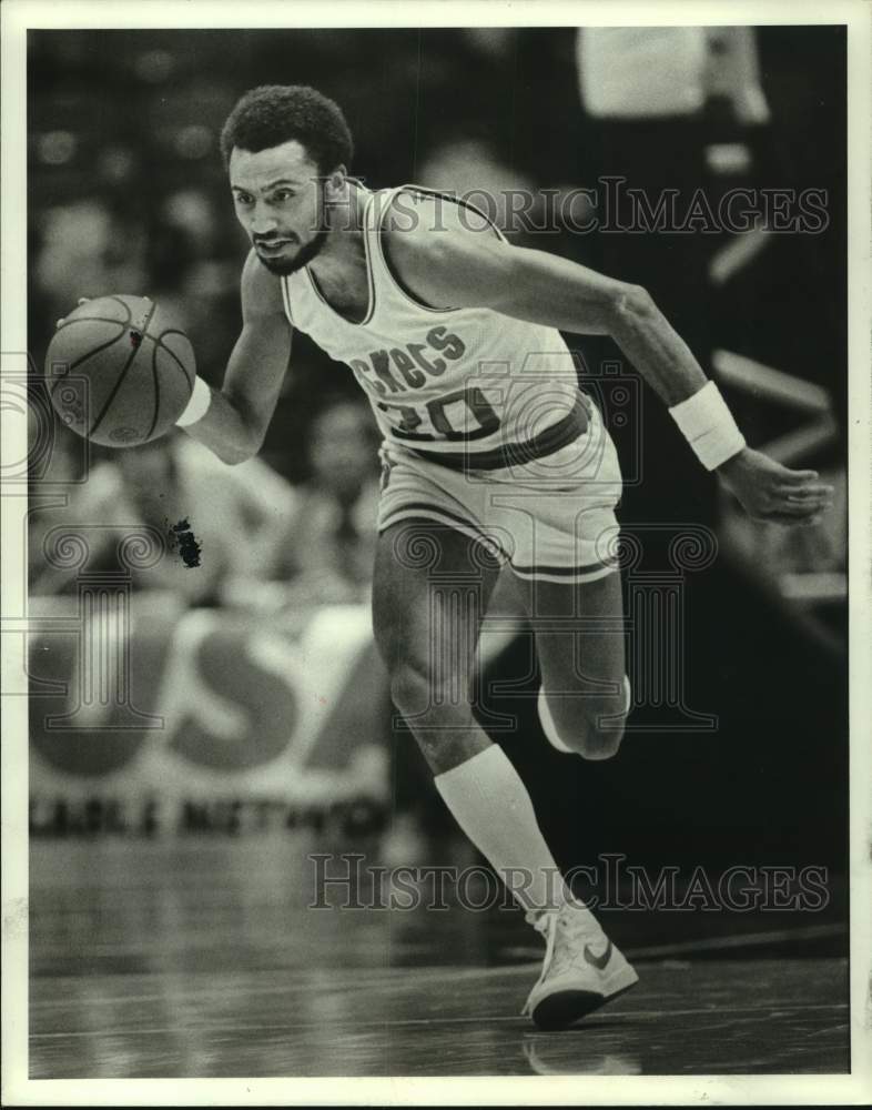 1982 Press Photo Houston Rockets&#39; Allen Leavell dribbles down court. - hcs12058 - Historic Images