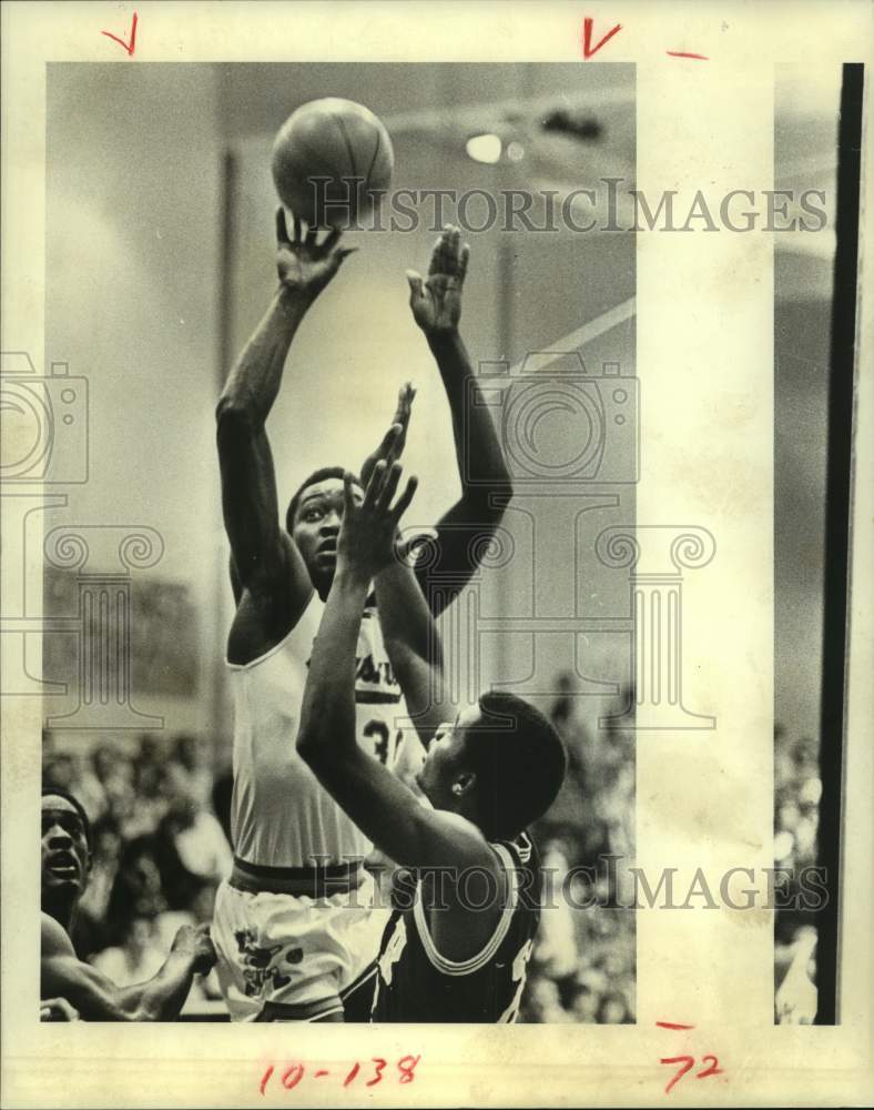 1983 Press Photo Houston Baptist&#39;s Anicet Lavadrama shoots over Mike Rivers.- Historic Images