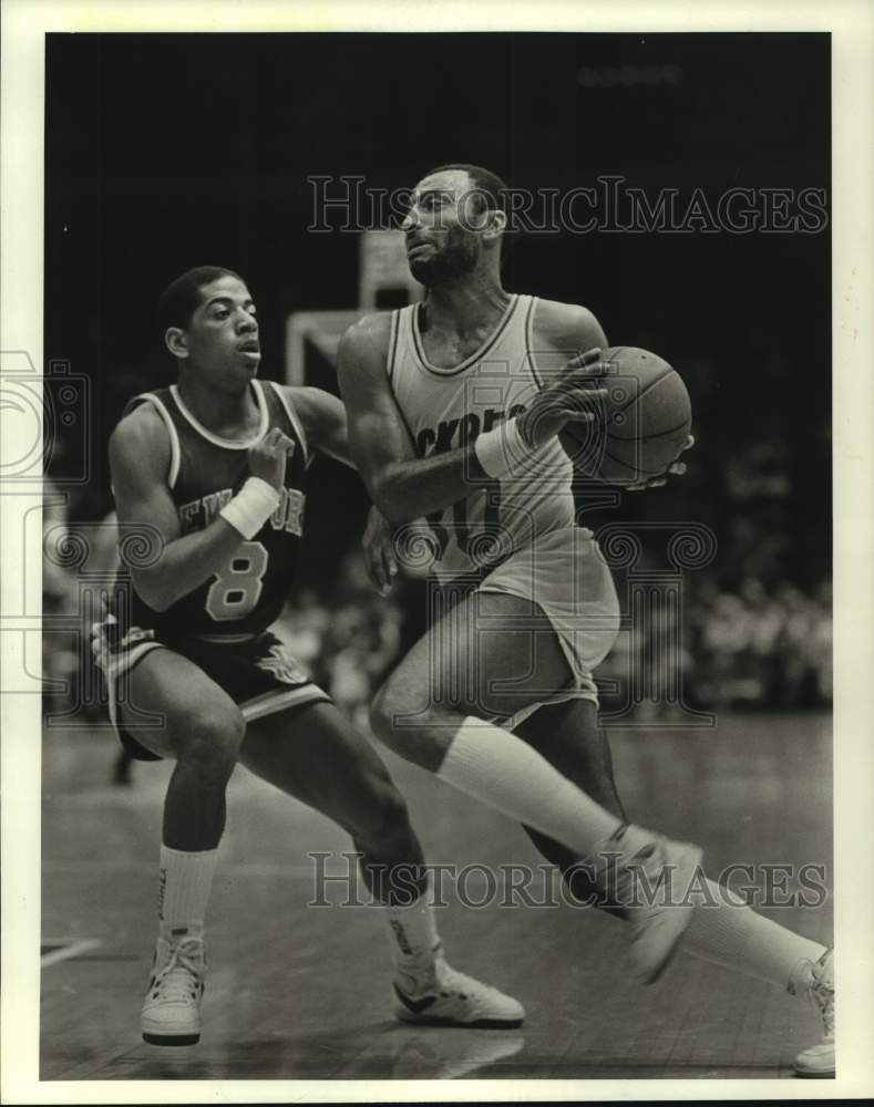 1986 Press Photo Houston Rockets&#39; Allen Leavell drives to the basket.- Historic Images