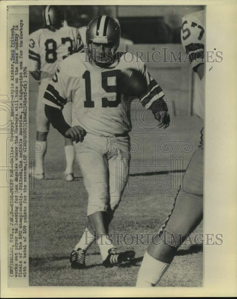 1976 Press Photo Cowboys' kicker Toni Fritsch works out prior to Rams game. - Historic Images