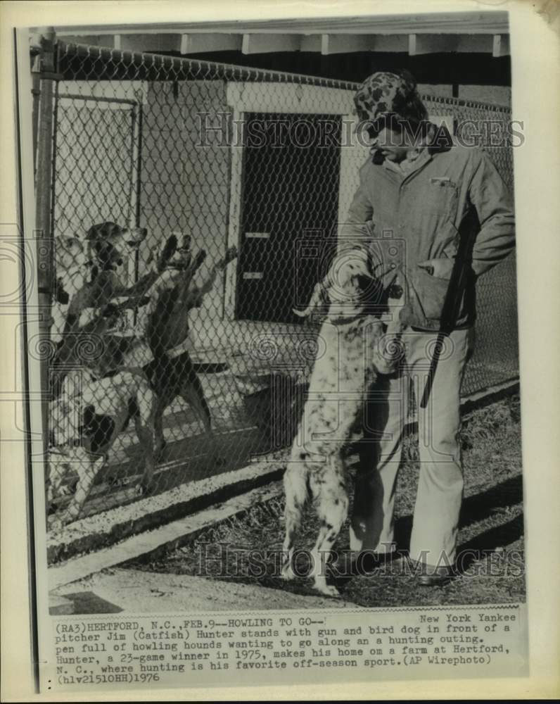 1976 Press Photo Yankees pitcher Jim &quot;Catfish&quot; Hunter with gun and hound in NC.- Historic Images