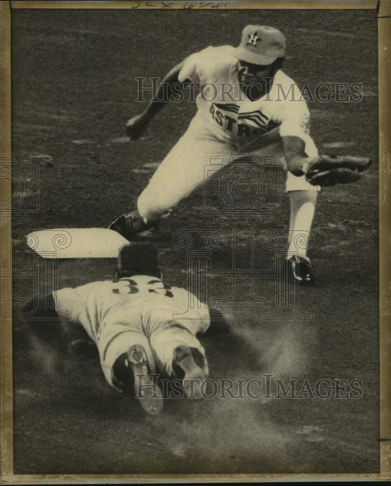 1971 Press Photo Expos&#39; Ron Hunt is tagged out by Astros&#39; Joe Morgan at second. - Historic Images