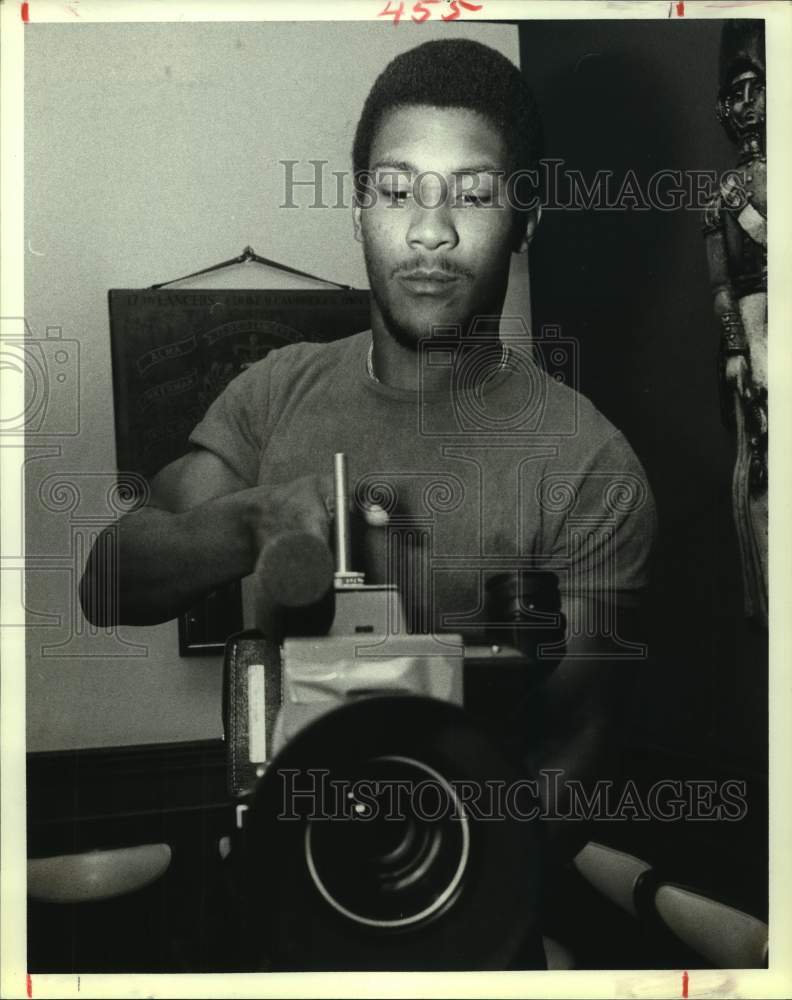 1979 Press Photo Houston Oilers&#39; linebacker Daryl Hunt works the camera. - Historic Images