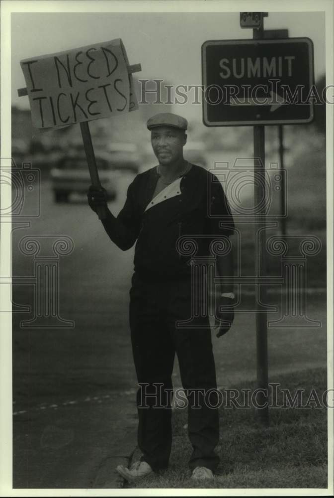 1986 Press Photo Danny Patterson looks for tickets outside The Summit in Houston- Historic Images