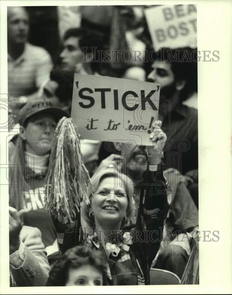 1986 Press Photo Rockets&#39; fan in seats at The Summit for Game 4 of NBA Finals- Historic Images