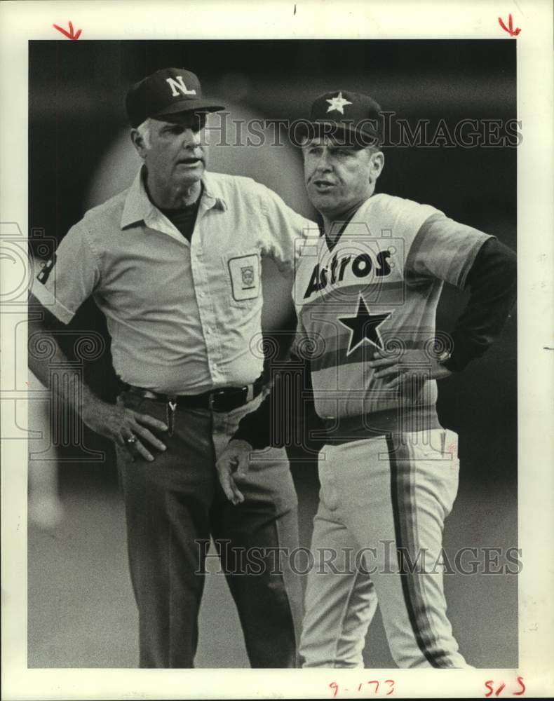 1984 Press Photo Astros manager Bob Lillis doesn&#39;t agree with umpire Doug Harvey - Historic Images