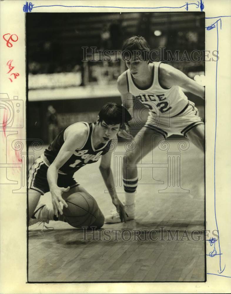 1980 Press Photo Baylor&#39;s Mike Little grabs ball as Rice&#39;s Bobby Tudor defends.- Historic Images