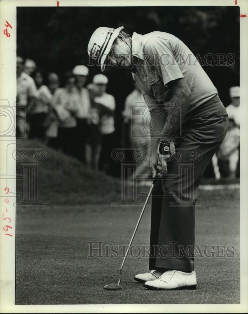 1977 Press Photo Pro golfer Gene Littler watches his putt. - hcs12290- Historic Images