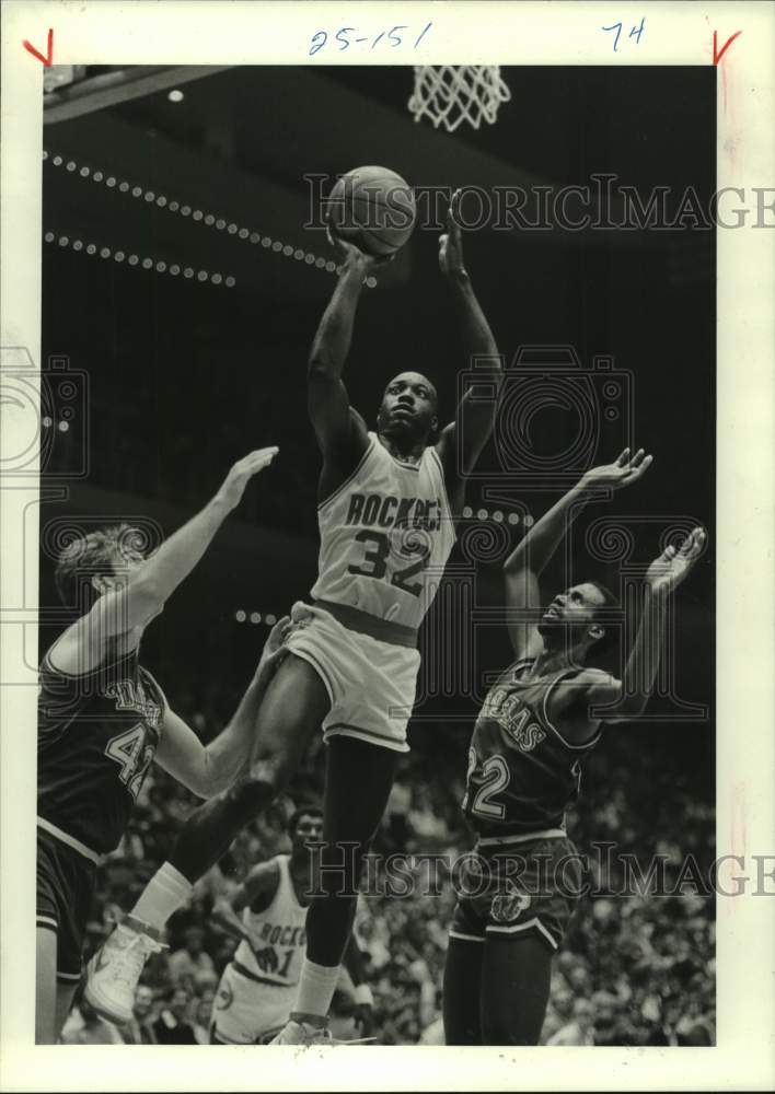 1984 Press Photo Rockets&#39; Lloyd shoots between Mavericks&#39; Cummings and Blackman.- Historic Images