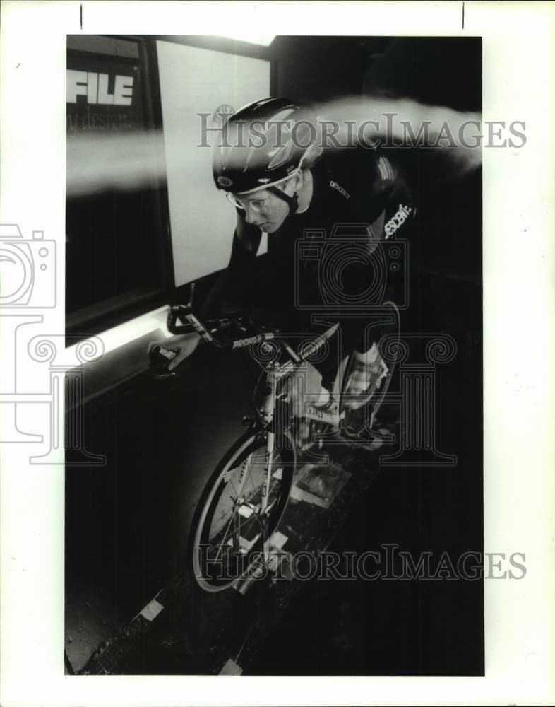 1992 Press Photo U.S. cycling team candidate Nathan Scheafor tests wind tunnel.- Historic Images