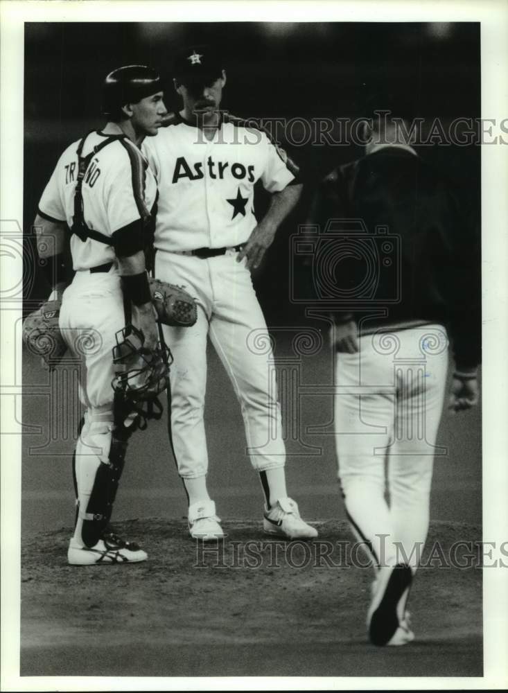 1990 Press Photo Astros&#39; manager Art Howe on way to mound to talk to Schatzeder.- Historic Images