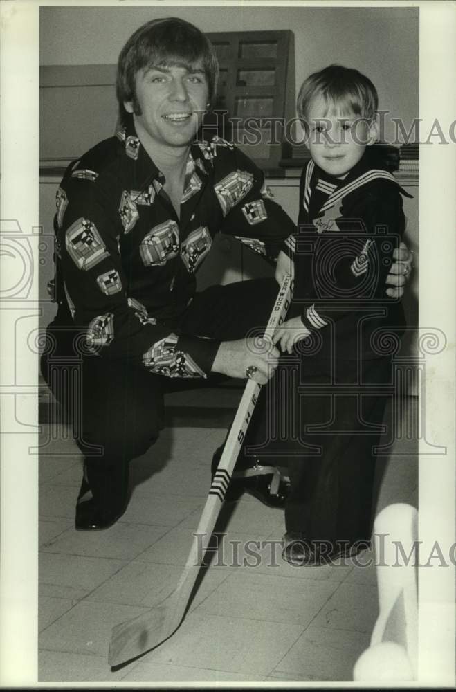 1974 Press Photo Houston Aeros&#39; hockey star John Schella shows young fan how - Historic Images