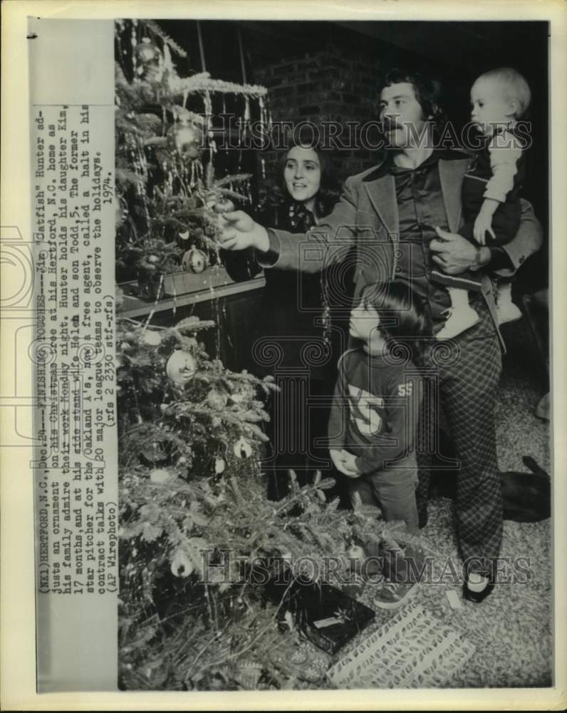 1974 Press Photo Star baseball pitcher Jim &quot;Catfish&quot; Hunter at home with family. - Historic Images