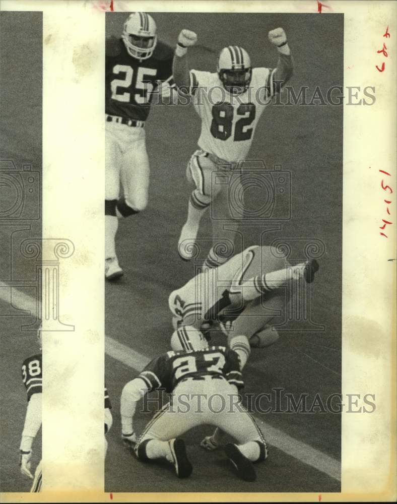 1983 Press Photo Houston Oilers football player scores TD against Patriots.- Historic Images