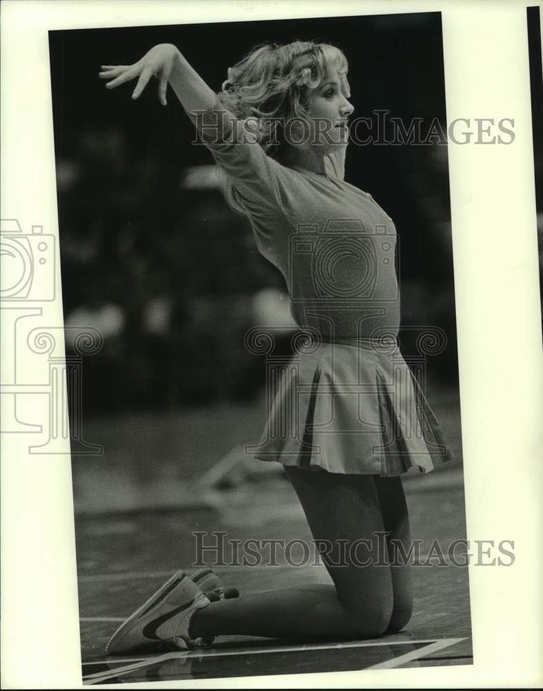 1983 Press Photo A Houston Rockets cheerleader prepares to begin her routine.- Historic Images