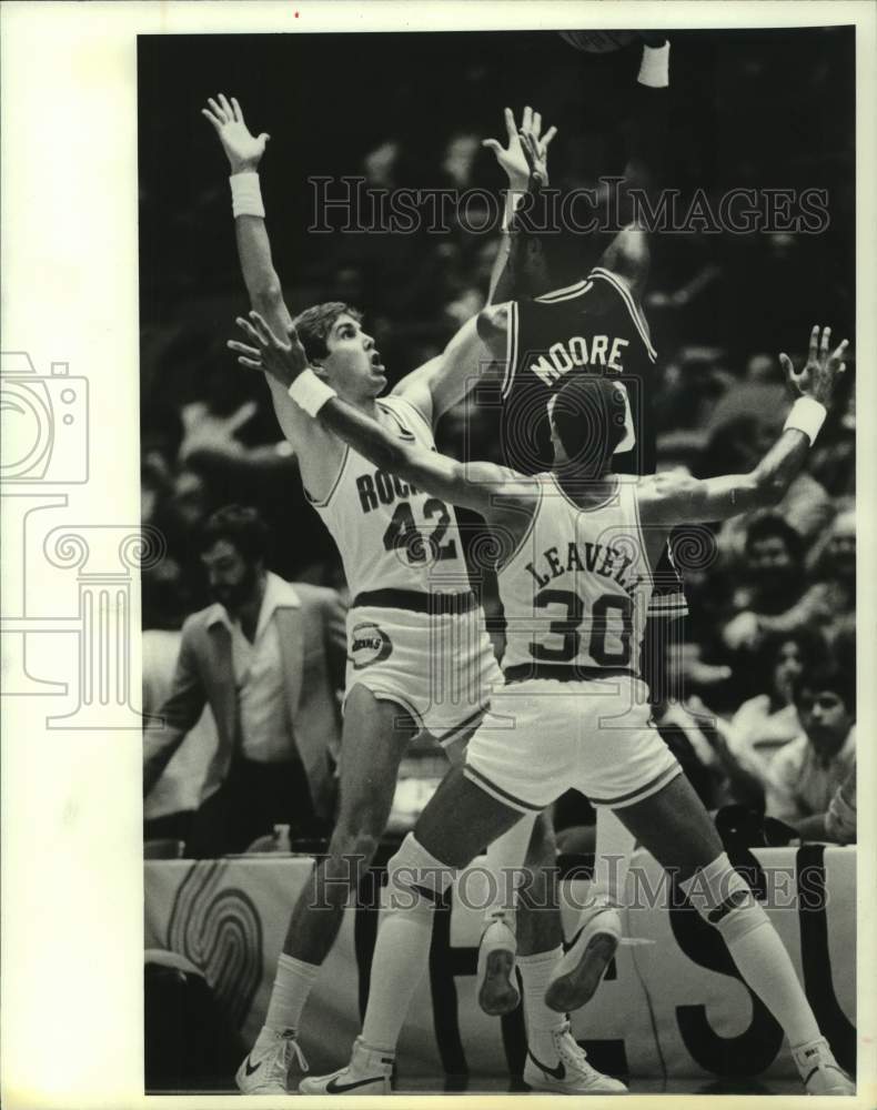 1982 Press Photo Spurs&#39; Johnny Moore passes over Rockets&#39; Walker and Leavell.- Historic Images