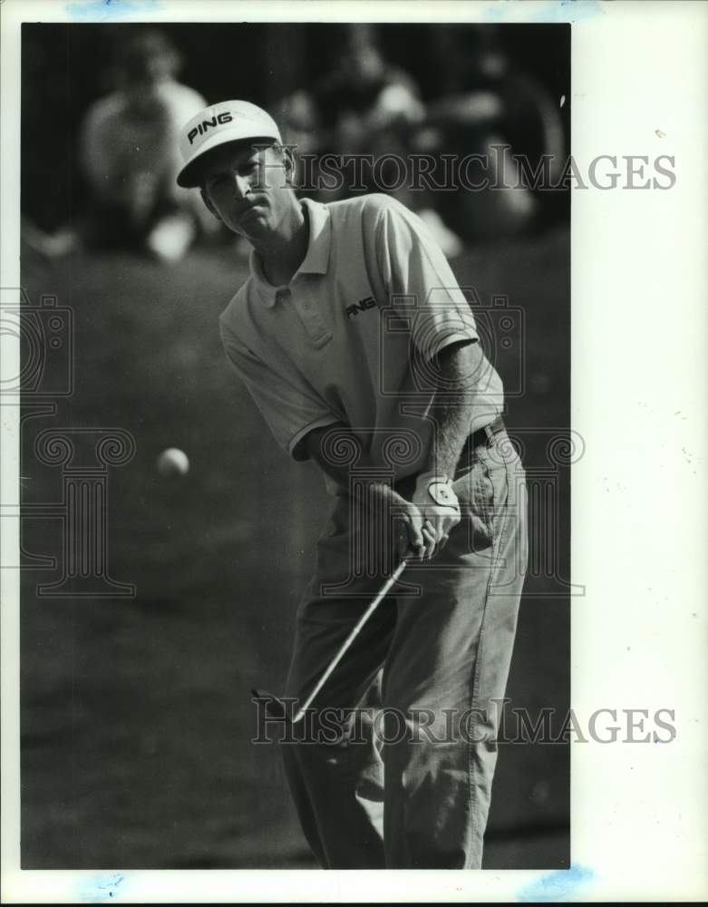 1991 Press Photo Pro golfer John Inman chips from the fringe on 14th green.- Historic Images