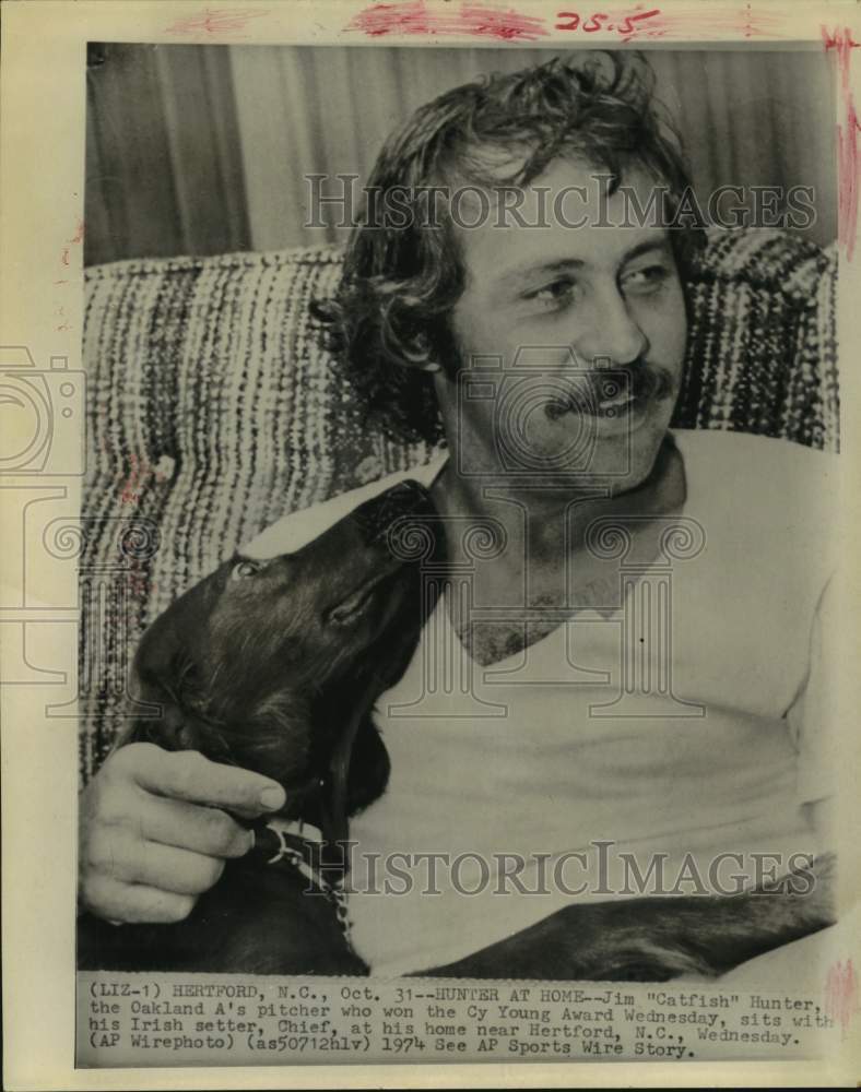 1974 Press Photo Jim &quot;Catfish&quot; Hunter sits with his dog &quot;Chief&quot; at home in NC. - Historic Images