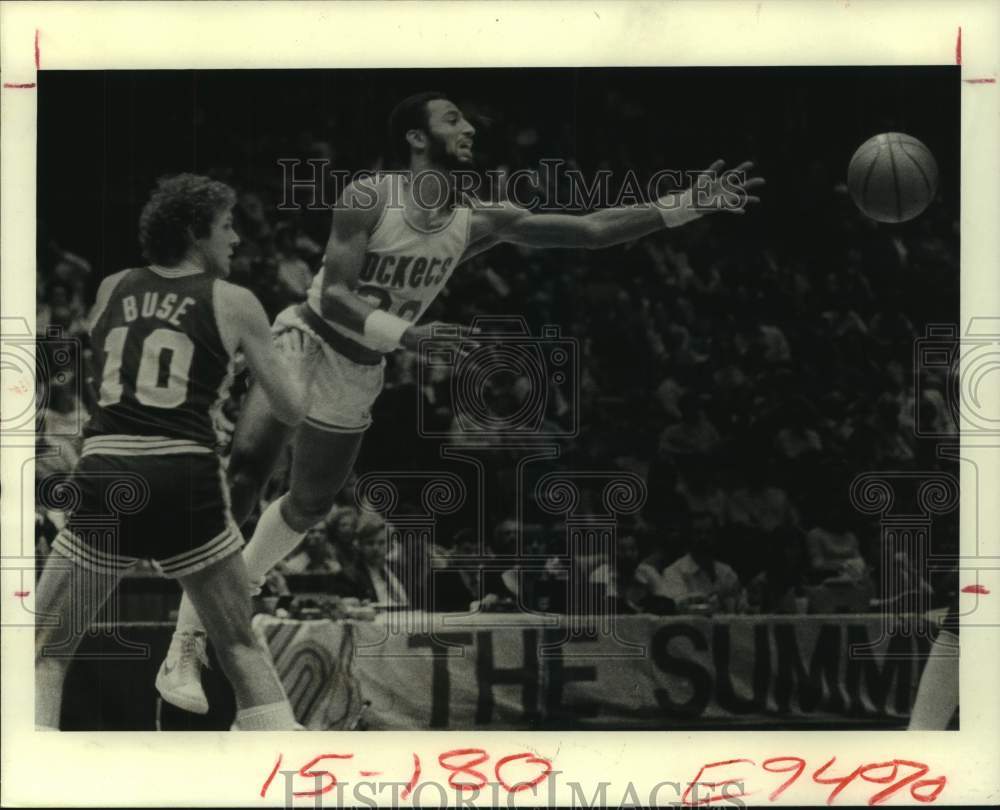 1981 Press Photo Rockets&#39; Allen Leavell lunges to catch pass against Pacers.- Historic Images