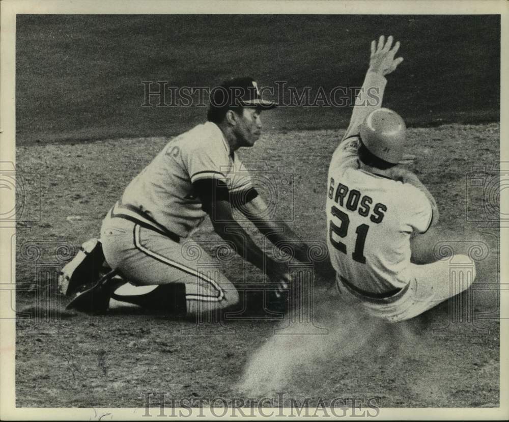 1974 Press Photo Astros&#39; Greg Gross caught stealing by Rangers&#39; Leo Cardenas. - Historic Images