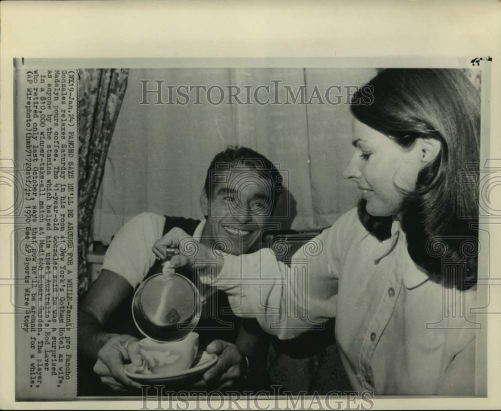 1970 Press Photo Pro tennis player Pancho Gonzales has coffee with wife Madilyn. - Historic Images