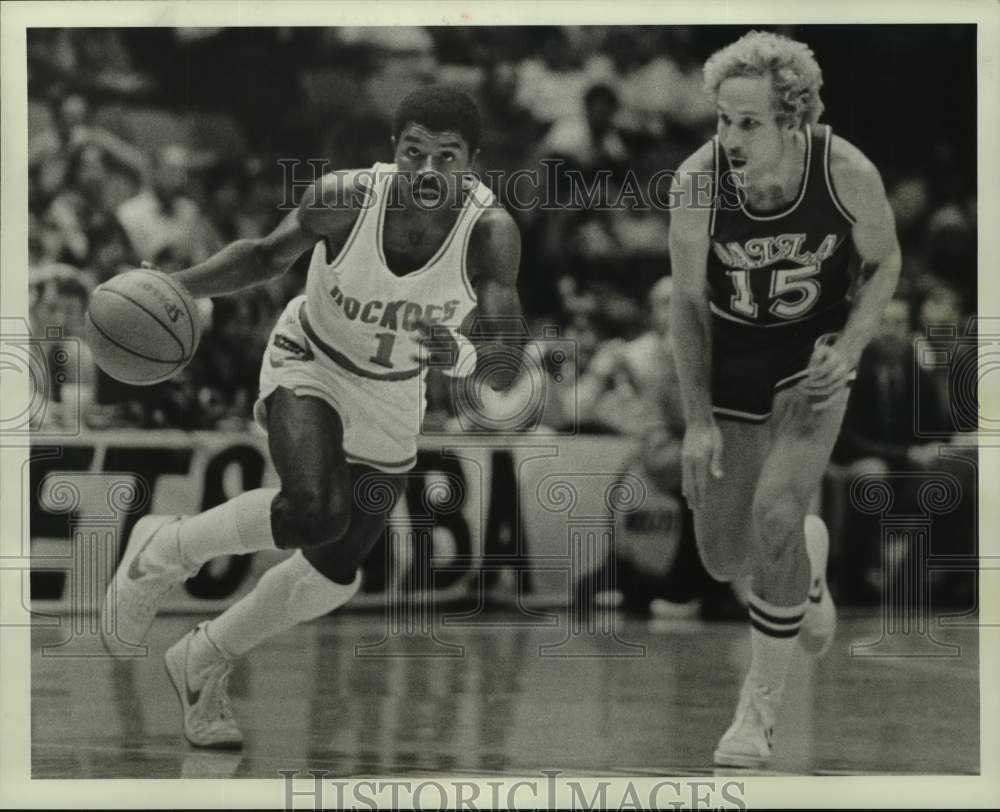 1983 Press Photo Rockets&#39; Phil Ford dribbles past Mavericks&#39; Brad Davis. - Historic Images