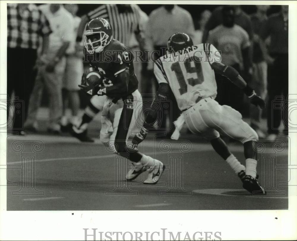1991 Press Photo Houston&#39;s Freddie Gilbert avoids Louisiana Tech&#39;s Jamie Evans.- Historic Images