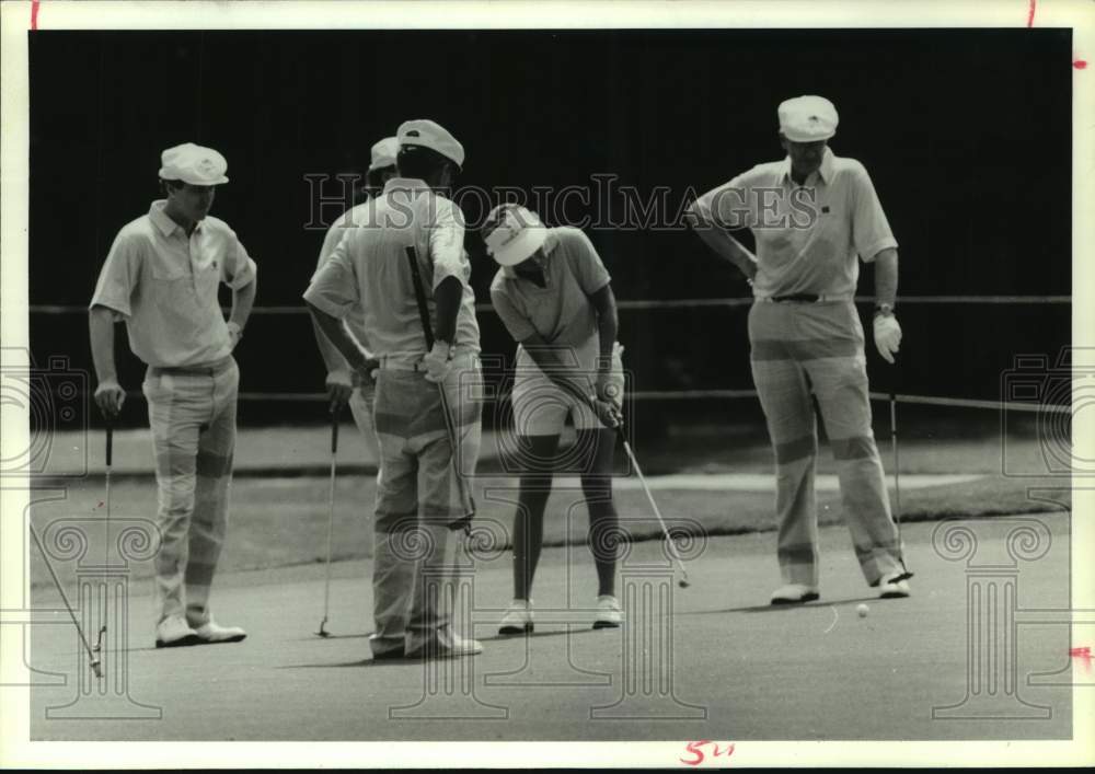 1986 Press Photo Bonnie Lauer putts on 18 at Mazda Hall of Fame Championship- Historic Images