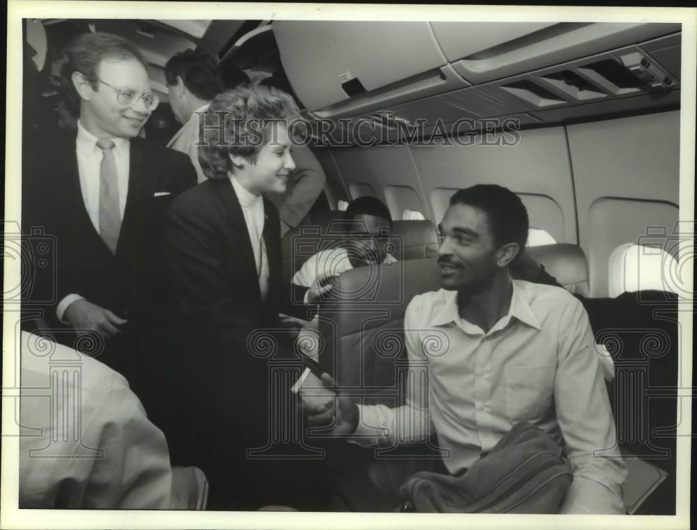 1986 Press Photo Houston Mayor Whitmore congratulates Rockets after LA victory.- Historic Images