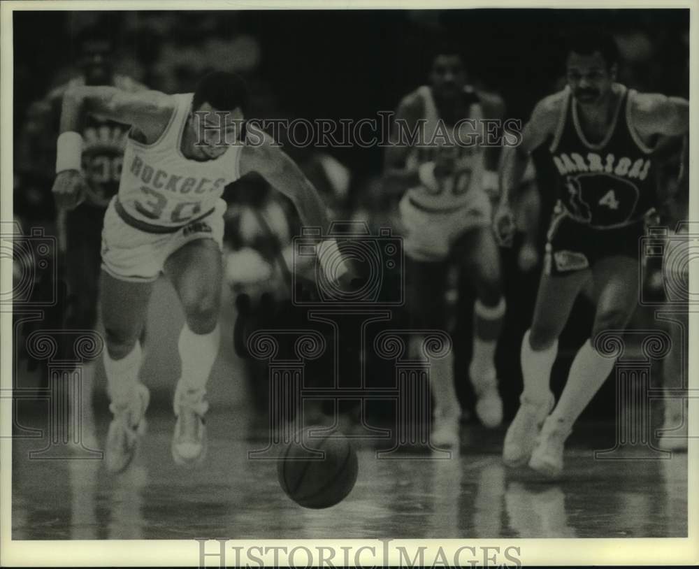 1990 Press Photo Rockets' Kenny Smith chases loose ball in game against Warriors- Historic Images